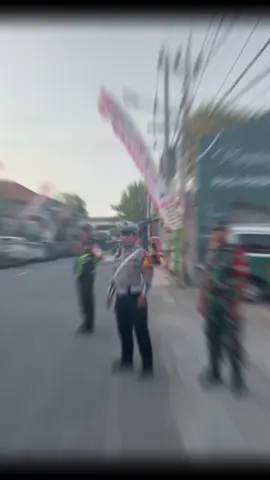 pada hari ini Jum'at tgl 03 Oktober 2025 jam 16.00 wib bhabinkamtibmas (Bripka Arif Haryawan) bersama Babinsa kelurahan Purworejo melaksanakan giat PAM bazar UMKM IDAKU dijalan Erlangga situasi manli #polripresisi  #sdmpoldajatim  #binmasrespaskot  #humaspaskot 