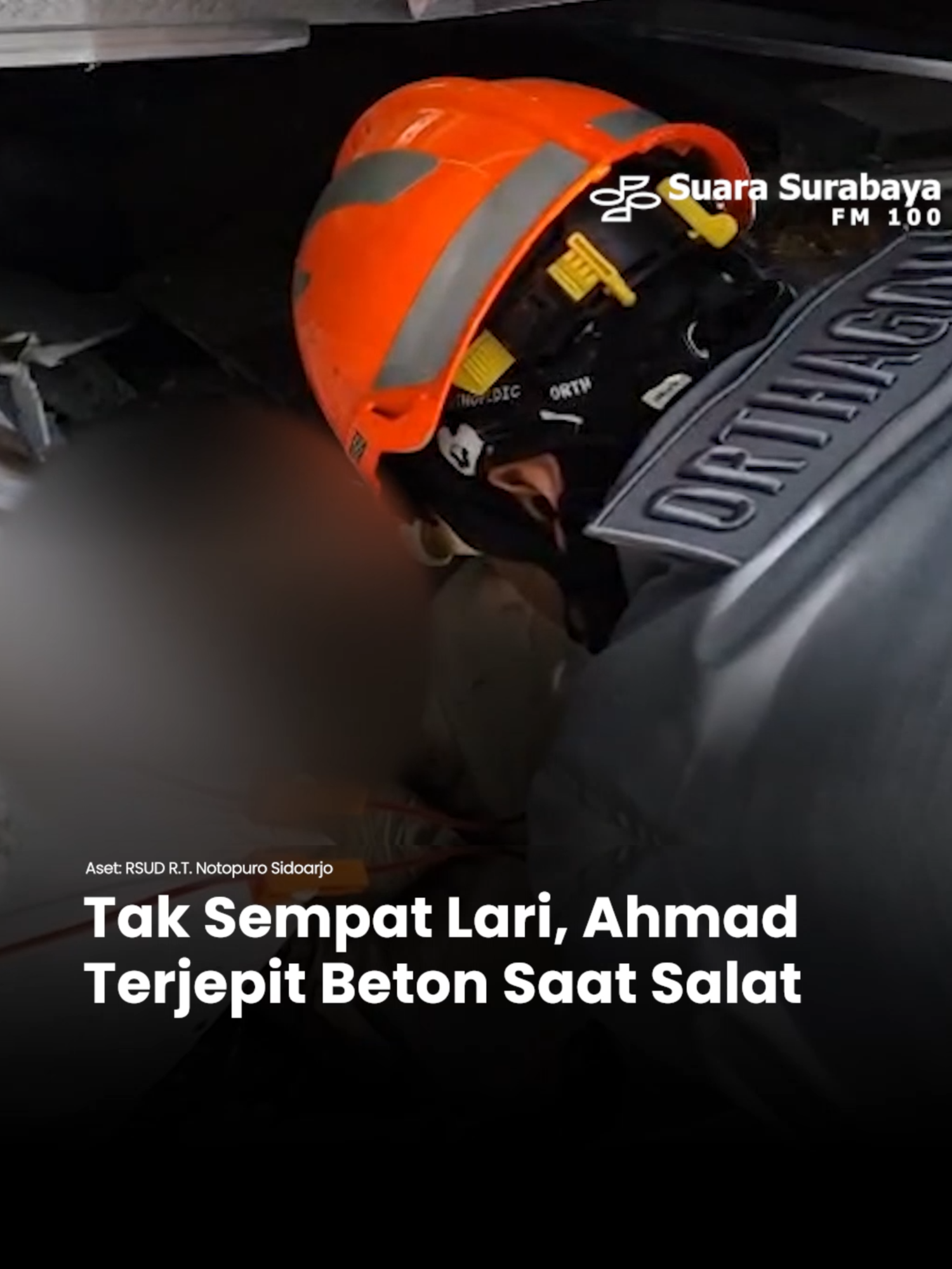 Tak Sempat Lari, Ahmad Terjepit Beton Saat SalatNur Ahmad (16 tahun) menceritakan detik-detik musala Pondok Pesantren Al Khoziny tiba-tiba ambruk Senin (29/9/2025) lalu. Ia tak mendengar pertanda apapun, gedung langsung runtuh saat Ahmad menunaikan salat ashar rakaat kedua dengan posisi ruku. “Rakaat kedua (kejadiannya). Langsung jatuh (bangunannya),” katanya ditemui di RSUD R.T. Notopuro Sidoarjo, Jumat (3/10/2025). Runtuhnya gedung itu membuat Ahmad tersungkur tengkurap dengan posisi tangan kiri terjulur ke samping, tertindih habis oleh bongkahan beton. Sekitar 4,5 jam terhitung dari perkiraan kejadian pukul 15.00 WIB, ia baru ditemukan oleh tim search and rescue (SAR) gabungan. Kondisi tangan yang tergencet beton membuatnya tak bisa dievakuasi kecuali diamputasi di lokasi. Sekitar pukul 20.00 WIB, tim dokter dari RSUD R.T. Notopuro Sidoarjo langsung melakukan amputasi on site, dan mengevakuasinya ke rumah sakit untuk operasi lanjutan. “Enggak bisa (menyelamatkan diri). Tangannya langsung kena,” ujarnya. Ia sempat berteriak meminta tolong pascajatuh tersungkur, meski saat dijangkau tim medis pukul 19.30 WIB, di bawah reruntuhan dengan ruang ketinggian hanya 50 centimeter, ia sudah tak bisa diajak komunikasi meski matanya membuka. Tapi ia mendengar arahan dokter yang menyelamatkannya di lokasi, meminta Ahmad terus berusaha tenang. “Terus tenang (kata dokter),” tandasnya.