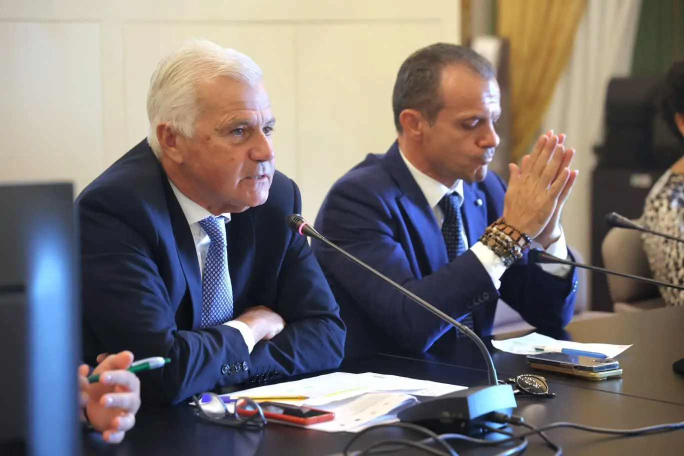 Dal progetto alla strategia: il futuro dei nostri territori parte da qui Oggi all’Assemblea Regionale Siciliana, in occasione della conferenza stampa di presentazione dei risultati della seconda edizione del progetto Le valli del mito e della musica a regia Gal Taormina Peloritani, ho voluto lanciare un messaggio chiaro: ciò che abbiamo costruito con il GAL Taormina non può restare un’esperienza isolata, ma deve diventare un modello da replicare. Abbiamo dimostrato che quando i comuni fanno squadra si possono raggiungere risultati straordinari.  Da questa esperienza nasce la strategia del “brand diffuso”, un percorso che unisce identità, cultura, sapori e tradizioni sotto un’unica visione: quella del Sistema Naxos Taormina Costa Blu. Oggi la Riviera Ionica conta 8 Bandiere Blu su 14 totali in Sicilia, un segnale di qualità e di eccellenza costruito con impegno collettivo. Ma non basta. Per rendere davvero competitivo il nostro territorio dobbiamo: Ripensare la mobilità turistica locale, collegando piccoli borghi e aree interne ai grandi poli attrattivi come Taormina.  Lavorare alla nascita di una nuova DOC che valorizzi i vitigni autoctoni e rafforzi la nostra identità produttiva. Investire nella strategia “mare e monti”, integrando le zone costiere con quelle rurali e creando nuove opportunità di sviluppo. La sfida è ambiziosa, ma è quella giusta: fare della nostra identità il motore del futuro, costruendo un territorio competitivo e attrattivo, capace di creare economia, lavoro e qualità della vita.  Un ringraziamento va all’assessore Sammartino, ma anche all’assessore  Barbagallo che lo ha preceduto e che sin dal primo momento ha creduto e sostenuto questa sfida, consentendoci – con la sua visione – di lanciare e portare avanti il progetto, arrivando alla rendicontazione delle attività nei tempi previsti. #CatenoDeLuca #tiamosicilia #GALTaorminaPeloritani #BrandDiffuso #SistemaCostaBlu      ilQuadrifoglio scialfaluigileader news 