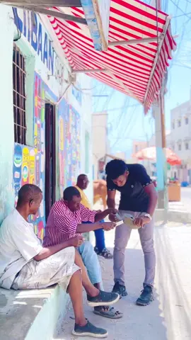 Raiiz prank public  🤭😂🤣🤣 #kenyantiktok #somalitiktok #raiiz13 #prank 