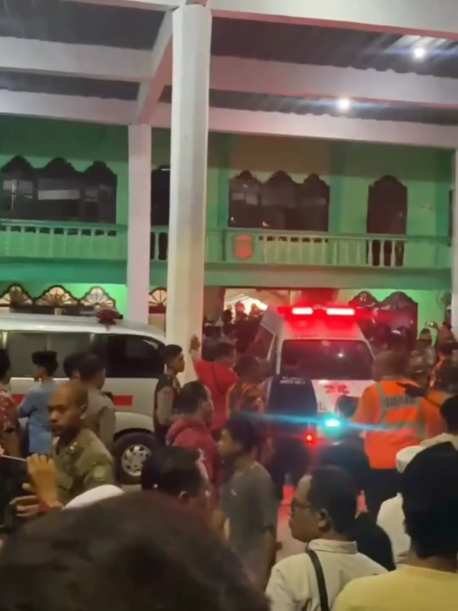 Sidoarjo berduka menyusul insiden tragis runtuhnya Pondok Pesantren Al Khoziny. Peristiwa ini memicu operasi pencarian dan penyelamatan (SAR) besar-besaran yang melibatkan ratusan personel gabungan dari BASARNAS, TNI, POLRI, BNPB, serta para relawan. Alat berat berupa crane dikerahkan untuk membantu proses evakuasi material reruntuhan yang masif, setelah serangkaian pengecekan tanda kehidupan nihil hasil.   Hingga saat ini, sejumlah korban jiwa telah ditemukan dan berhasil diidentifikasi. Mereka antara lain:   - Maulana Ibrahimific (15), warga Bangkalan - Mashudul Haq (14), asal Surabaya - Muhammad Sholeh (22), asal Bangka Belitung - Rafi Gatur Okta Mulya (17), warga Kelurahan Putat Jaya, Kecamatan Sawahan, Kota Surabaya - Mochammad Agus Ubaidillah (14), warga Kelurahan Morokrembangan, Kecamatan Krembangan, Kota Surabaya   Selain itu, beberapa korban lain yang belum teridentifikasi, yang disebut sebagai 'Mr. X', juga telah ditemukan pada Jumat, 3 Oktober 2025, pada pukul 07.30 WIB, 07.36 WIB, 10.19 WIB, dan 11.34 WIB. Proses evakuasi dan identifikasi korban masih terus berlanjut di lokasi kejadian. #viral #fyp #alkhozinybuduran 