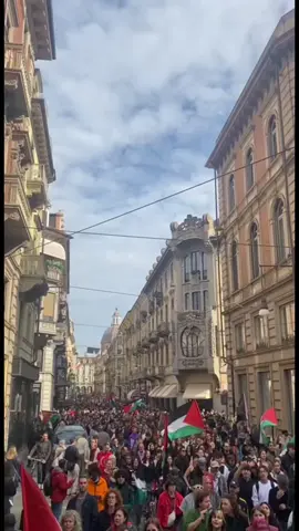 BLOCCHIAMO TUTTO ✊🏼🇵🇸TORINO SA DA CHE PARTE STARE - Stiamo scrivendo la storia, la stessa che un giorno i nostri figli leggeranno nei libri e chiederanno: da che parte stavate? Noi risponderemo: dalla parte giusta della storia, dalla parte dell’umanità. #freepalestine🇵🇸❤️ #3ottobre2025 #blocchiamotutto #globalsumudflotilla #Italy 