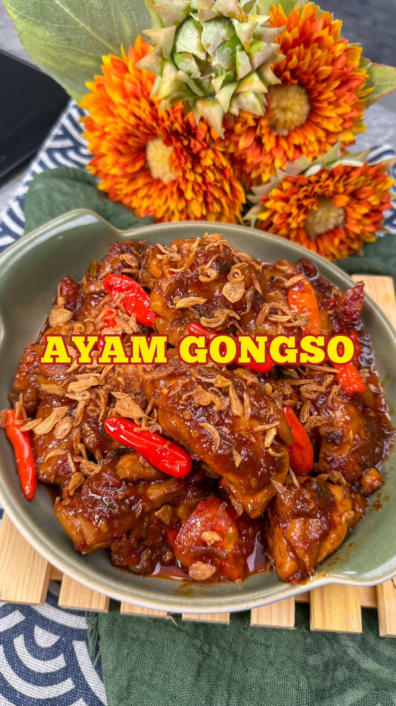 AYAM GONGSO🐣 warga semarang siapa yg suka masak ini😍 beneran ini menu enak dan mudah pula buatnyaa😍 🔽RESEP🔽 AYAM GONGSO BAHAN MEREBUS: 1 kg paha ayam utuh ( potong 4-5) 1 liter air 4 sdt kaldu ayam bubuk BAHAN LAIN: 14 butir bawang merah iris ½ jempol jahe 15 butir cabe utuh 1 buah tomat merah 3-4 sdm kecap manis 1 sdm saus tiram ½ sdt lada 1 sdt penyedap 1 sdt kaldu ayam bubuk BUMBU HALUS: 20 buah cabe merah keriting 8 buah cabe rawit 8 butir bawang putih Minyak untuk menghaluskan