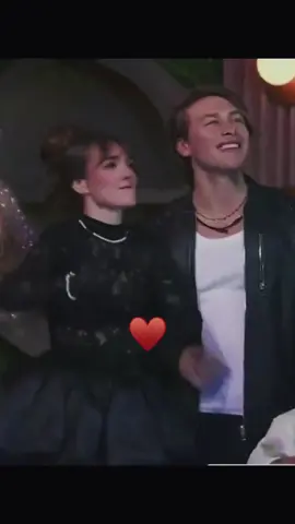 Aquí yo noté nerviosismo, timidez 🙈 tensión, mucha agarrada de manos, abrazos, toque teo por parte de Aldito 😌🙈🙈 cariño, nervios, miradas..se sabe que mi tío es tímido pero fluyó poco a poco. Que lindos se miran y que migajas nos dieron. 🫶🏼💖#lacasadelosfamososmx #lcdlfmx #aldodenigris #elaineharo #ALDAINE 