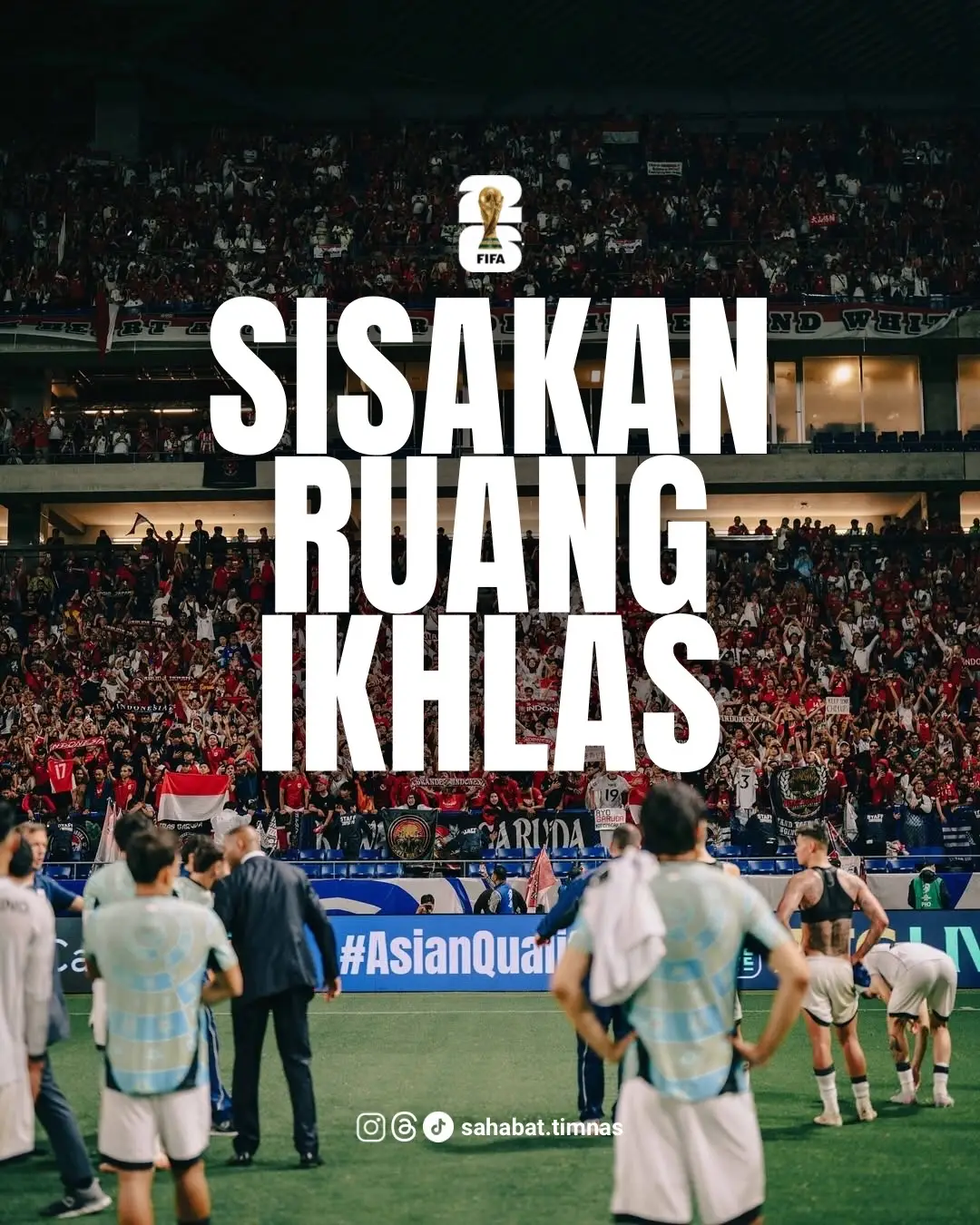 Kita semua punya mimpi yang sama: Melihat Merah Putih 🇮🇩 berkibar di panggung dunia. Dan untuk pertama kalinya, rasanya mimpi itu mulai terasa dekat. 🥹 Namun kalau nanti langkah ini harus terhenti, kalau hasil tak sejalan dengan harapan - 𝐬𝐢𝐬𝐚𝐤𝐚𝐧 𝐫𝐮𝐚𝐧𝐠 𝐢𝐤𝐡𝐥𝐚𝐬. Bukan untuk menyerah. Tapi untuk menerima bahwa belum semua hal ada di tempat terbaiknya. Sepak bola mestinya tempat mimpi bersatu, bukan kepentingan beradu. Bukan panggung untuk permainan yang tak ada di lapangan. Karena saat itu terjadi, yang selalu jadi korban adalah harapan. Kita percaya pemain sudah memberi segalanya. Kita tahu pelatih membawa visi. Tapi kalau fondasinya tak stabil, maka sekuat apa pun kita berlari, akan tetap sulit sampai. Jangan hanya evaluasi yang terlihat. Kadang yang tak terlihat, justru yang paling menentukan. Kita tetap dukung. Kita tetap percaya. Semua akan memberikan yang terbaik untuk Indonesia.  BISMILLAH OKTOBER OTW PIALA DUNIA 2026 🤲🏼😭🇮🇩 📷 ig jayidzes #kualifikasipialadunia2026 #timnasday #indonesiavsaransaudi #indonesiavsirak #fifamatchday 