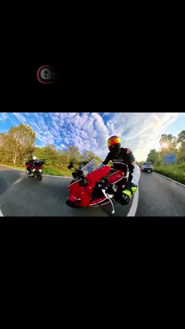 La bellezza di un semplice momento! Passione condivisa con chi ha tutto da scoprire!!! Chiunque tu sia sappi che SEI UN GRANDE💪🏻💪🏻💪🏻💪🏻🫵🏻🫵🏻🫵🏻 #passione #moto #kids #biker #happiness 