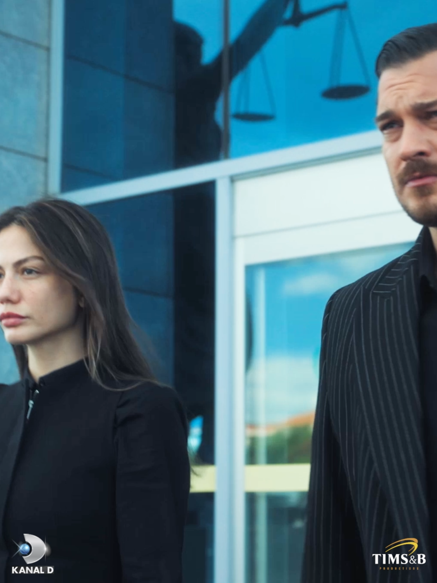 Herkese karşı, biz ikimiz tek! 😎❤️‍🔥 #EşrefRüya yeni bölümüyle çarşamba 20.00’de #KanalD’de, tv yayınından hemen sonra ise Amazon Prime’da sizlerle. @kanald @timsandb @primevideotr #Neİzlesem #TürkDizileri #turkishseries