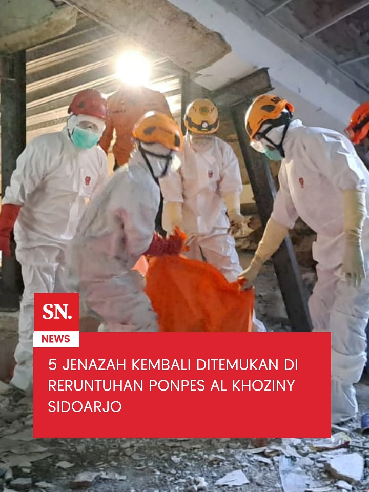Memasuki hari kelima operasi pencarian dan penyelamatan (SAR) runtuhnya bangunan di Ponpes Al Khoziny, Sidoarjo, tim SAR gabungan kembali menemukan lima jenazah korban, Jumat (3/10/2025). Empat jenazah berhasil dievakuasi secara bertahap dari sektor A2, masing-masing pada pukul 07.30 WIB, 07.36 WIB, 10.19 WIB, dan 11.34 WIB. Sementara satu korban lainnya ditemukan di sektor A3 pada pukul 14.00 WIB. Proses evakuasi berlangsung lama karena tim harus menghancurkan dinding beton serta memotong besi tulangan yang menimpa korban. Kelima jenazah langsung dibawa ke RS Bhayangkara Surabaya untuk diidentifikasi oleh tim DVI Polda Jatim. #SINDONews #SINDONewscom #SINDNewsbeyondheadlines #SINDONewsTV #iNewsMediaGroup #Beritaviral #BeritaTerkini #penyelamatan #SAR #Evakuasi #PonpesAlKhoziny