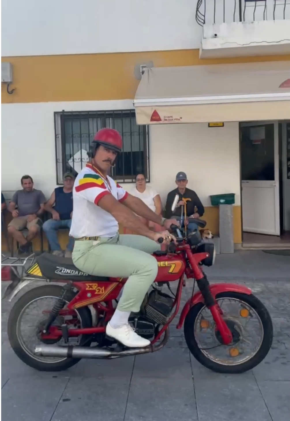 Ó Rui! Manda cá um foguinho 🔥 Tuga que é Tuga bebe um bagacinho como quem faz uma promessa. Uma promessa ao estômago: “Aguenta-te, que vem aí a feijoada.” Famel afinada de copo de mão  Brinde à alma um brinde ao coração ♥️  Carreeeeega 🇵🇹 📍 Alpalhão  #ZéTuga #BagacinhoSagrado #TugaQueÉTuga #FamelLove #PromessaAoEstômago   