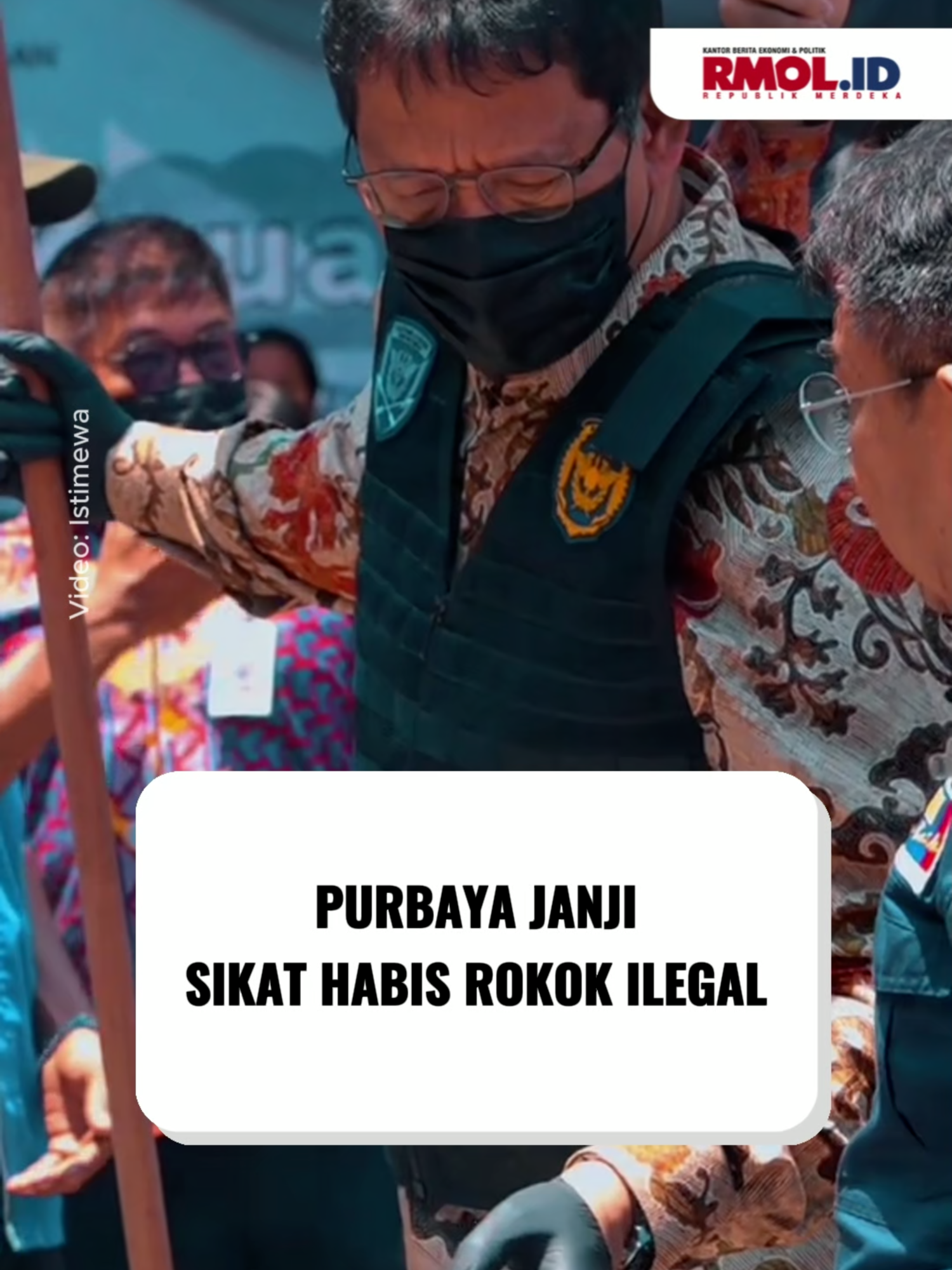 Purbaya Janji Sikat Habis Rokok Ilegal Menteri Keuangan Purbaya Yudhi Sadewa menegaskan tidak akan memberi ampun bagi peredaran rokok ilegal. “Kalau yang bayar cukai bersaing dengan yang ilegal, jelas dirugikan,” kata Purbaya di Kantor Bea dan Cukai Surabaya, Kamis, 2 Oktober 2025. Meski tarif cukai tembakau 2026 tidak naik, pemerintah membidik penerimaan lewat pengawasan ketat dan pembersihan pasar dari barang selundupan. Purbaya juga menyiapkan kawasan industri hasil tembakau agar produsen ilegal masuk jalur formal. “Setelah diberdayakan wajib bayar pajak. Kalau tidak, saya sikat,” tegasnya. Rekaman Video Doorstop/Press statement Menkeu di Surabaya #rmol #rmolid #republikmerdekaonline #menkeu #menterikeuangan #purbayayudhisadewa #rokokilegal