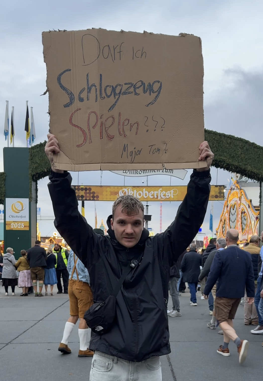 SPONTAN auf der WIESN Drums SPIELEN? Verrückt, dass es geklappt hat...😂🥁 Danke@Südherz !! #drums #wiesn #oktoberfest #schottenhamel #majortom  #partyband #liveband