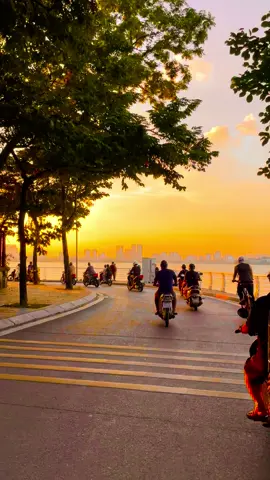 “Có lẽ 5 hay 10 năm nữa sau tất cả chúng ta bôn ba khắp nơi vì nhưng công việc,quay cuồng những điều vụn vặt trong cuộc sống. Dù vậy cũng đừng bao giờ quên bạn đã từng có khoảng thời gian giản dị và tuyệt vời đến như thế ! #fpyシ #xuhuong #capcut #hanoi #hoanghon 