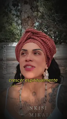 🇦🇴 Há um tempo em que o caminho cobra consciência. . Não adianta correr se os pés não sabem onde pousar. Não adianta lutar se a batalha não tem sentido. . Força sem rumo vira desgaste, velocidade sem direção é só cansaço disfarçado de vitória. . A verdadeira maturidade nasce quando a gente ousa pausar e ouvir o ritmo do tempo. É aí que a vida deixa de ser corrida cega e passa a ser travessia com propósito. . Que cada passo seja escolha, não fuga. Que cada luta tenha raiz, não só impulso. . PEMBELÊ NKISI 🙌🏽 #candomblé #angola🇦🇴 #nkisi #umbanda #ancestralidade 