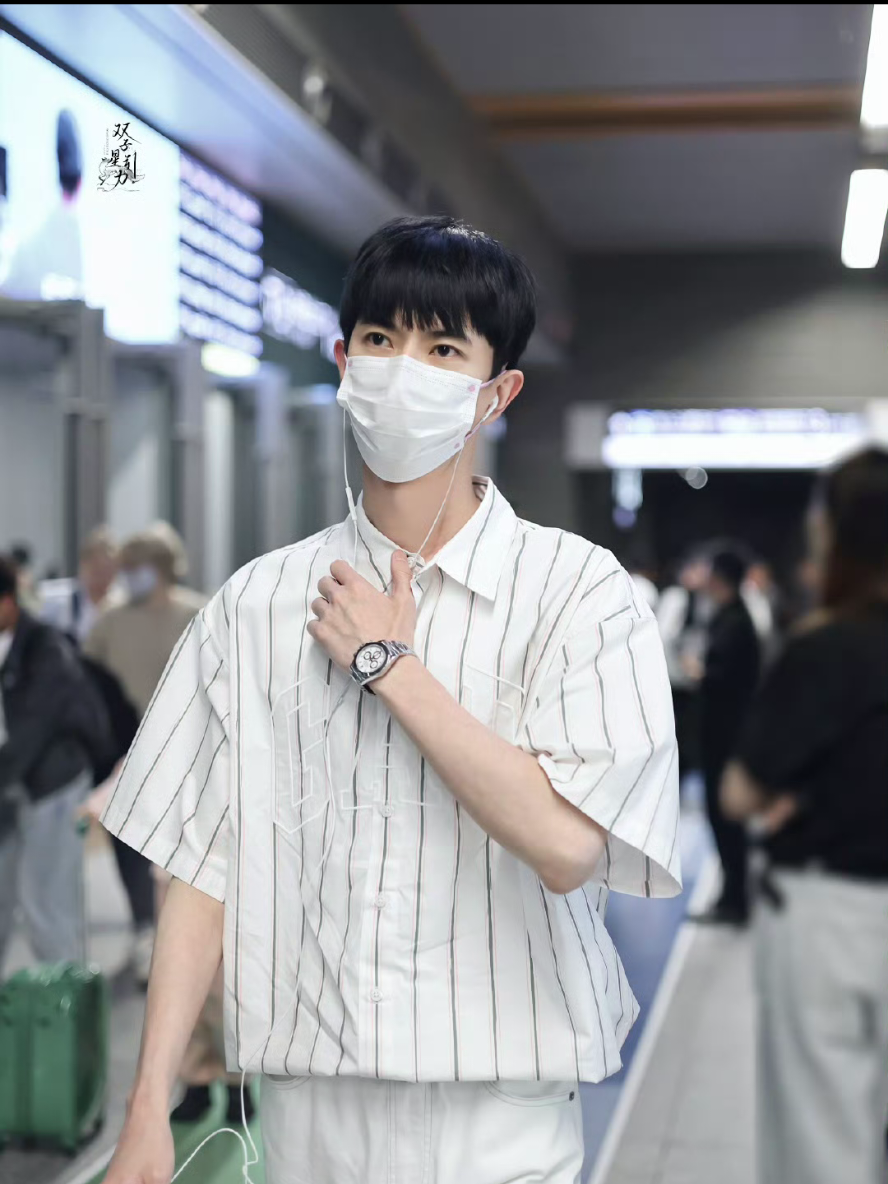Từ nay cho tới mãi về sau chúng ta cũng không bao giờ có cơ hội bắt gặp một bóng hình trong biển người vô tận. Anh vẫn là anh nhưng lại không thể chạm vào cũng chẳng thể nào với tới vì khoảng cách giữa thiên đường và trần gian là quá xa xôi. Còn chúng em sẽ trở thành di vật của anh nơi cõi tục phàm.  🍋🐟🍋 3/10 ngày thứ 23 bạn vẫn ở đây chứ, có còn kiên trì tiếp hay không? #justiceforyumenglong #于朦胧 #alanyu #fyp #xh 