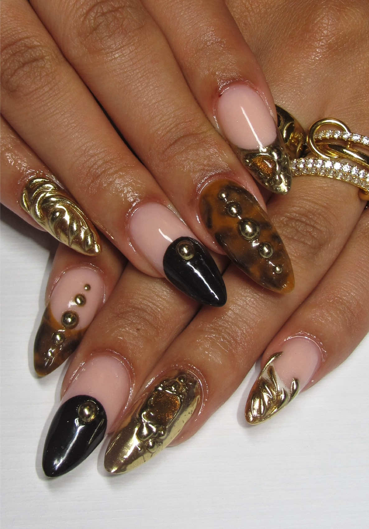 Ich würd such gern wissen was da low ist😭  #nails #nailart #nailinspo #goldnailas #nailfail 