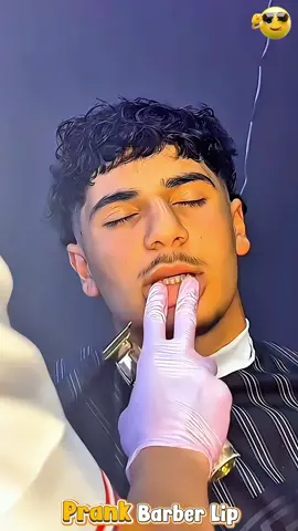 Prank barber lip #prankscare #prankbarber #funnyvideos #scarecam #foryoupage 