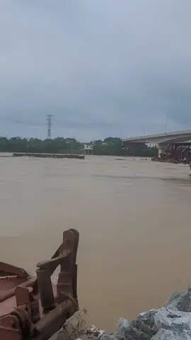 Phú thọ vừa có thông tin lật tàu tại cầu việt trì đã có thông tin thiệt hại về người 