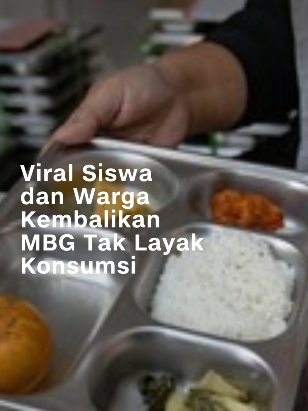 Sejumlah warga dan siswa di Kabupaten Tasikmalaya mengembalikan MBG tak layak konsumsi. Ketua KPAID Kab. Tasikmalaya menjelaskan bahwa ada ratusan korban keracunan MBG dan karena itu, ia meminta agar pihak-pihak terkait bisa melakukan evaluasi serius. #cnnindonesia #cnnindonesiacom #mbg #tasikmalaya