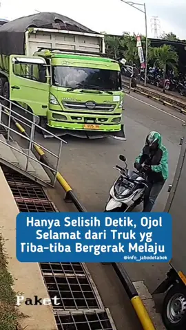 Seorang pengemudi ojek online (ojol) selamat dari insiden berbahaya yang melibatkan sebuah truk. Kejadian bermula saat truk tersebut tengah berhenti terparkir di pinggir jalan. Tanpa disangka, beberapa detik sebelum truk itu bergerak, sang ojol sudah meninggalkan area parkir dengan sepeda motornya. Sesaat setelah ojol pergi, truk mendadak berjalan sendiri tanpa pengemudi. Kendaraan besar itu langsung melaju ke depan dan menabrak kendaraan yang berada di depannya. Beruntung, keberangkatan sang ojol beberapa detik lebih awal membuat dirinya luput dari bahaya. Ia berhasil selamat dari insiden yang berpotensi mengancam keselamatannya, sementara kendaraan lain di sekitar lokasi mengalami kerusakan akibat terdorong truk yang melaju tanpa kendali. #beritanasional #indonesia #pertolongantuhan 