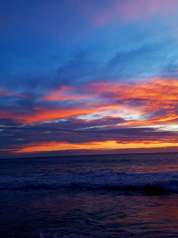 pantai Anyer cottage #sunset #beach #beautifulview #creatorsearchinsights #sunsetpantaianyerbanten 