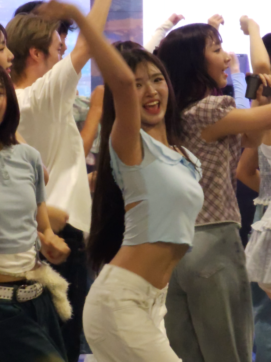 น้องแพรวกับคุกกี้เสี่ยงทายที่น่ารักที่สุดในโลกเลยครับ💕💕 #OhMyPumpkinTH_BNK48_Busking #bnk48 #PraewBNK48 