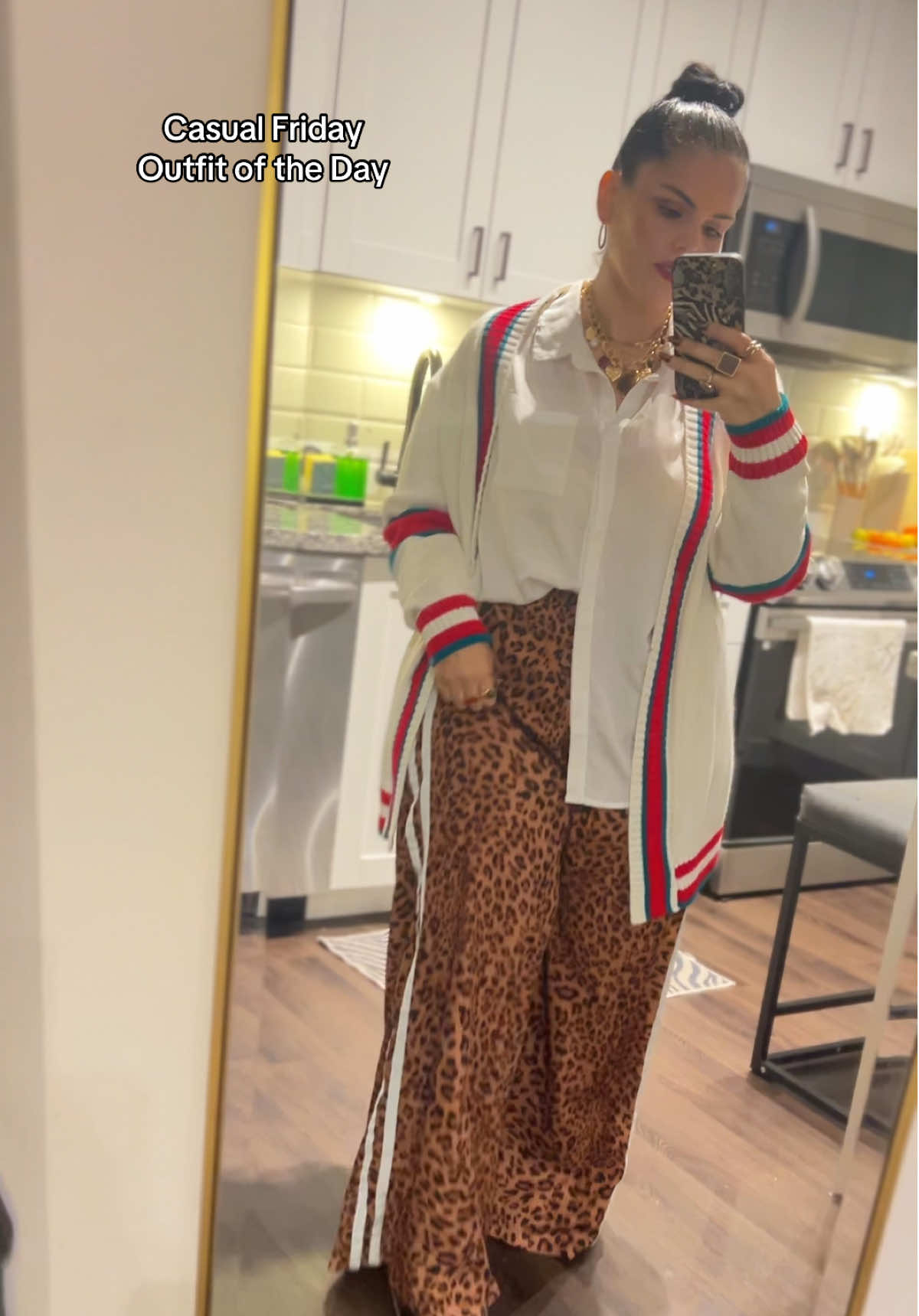It’s fridayyyyy! Which means nothing because I’m working all weekend 😩 I need to get a back up pair of these pants just in case something happens to these.  I would seriously wear them everyday if I could 🤣 #casualfriday #midsizefashion #leopardprint #officeootd #comfy 