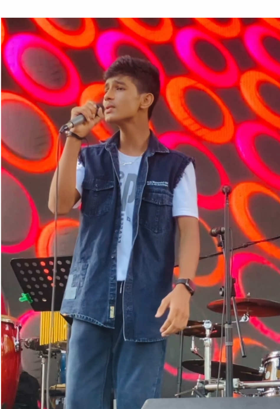 Heenamandaramen live singing at colombo viharamahadewi park❤️✨#heenamandaramen #aslamroshan #sirasatv #fyp #voicekids 