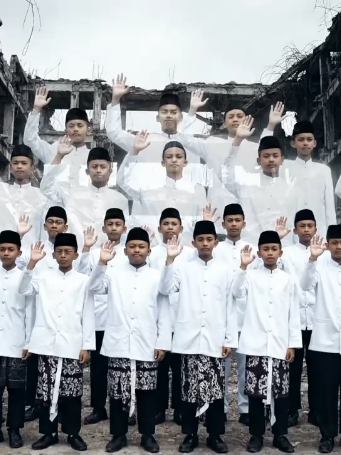 Senejak kita menundukkan kepala seraya berdoa, berduka cita atas kejadian di PP Al Khoziny semoga semuanya dalam lindungan Allah SWT dan diberikan kesabaran dan keselamatan. Aamiin #alkhozinybuduran #prayforalkhoziny #fypシ゚ #videoveo3 #pondokpesantren 