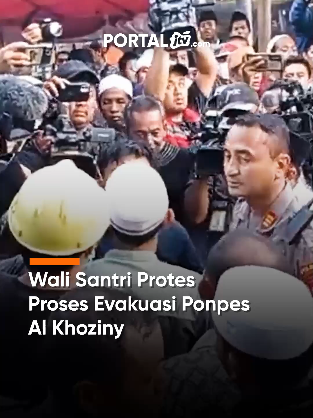 Wali Santri Protes Proses Evakuasi Ponpes Al Khoziny Puluhan wali santri memprotes Basarnas karena evakuasi dianggap lambat. Mereka menunggu lima hari tanpa kabar anak-anaknya. Bahkan sempat memaksa masuk ke lokasi pencarian. #PonpesAlKhoziny #EvakuasiKorban #Basarnas  #jtvrek #portaljtvcom