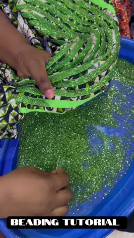 Learn how to do slanted beading with broken beads. This particular beading technique is so beautiful and also very easy to practice.  Broken beads are particularly beautiful 😍 #beadingtutorial #beading #beadingcontent #beadingdesign #beadwork 