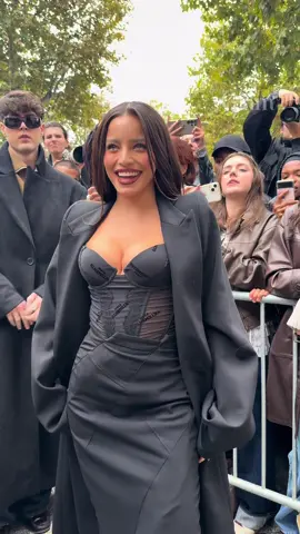 #emiliamernes arrived at the #vêtements fashion show in Paris #fashionweek #paris 