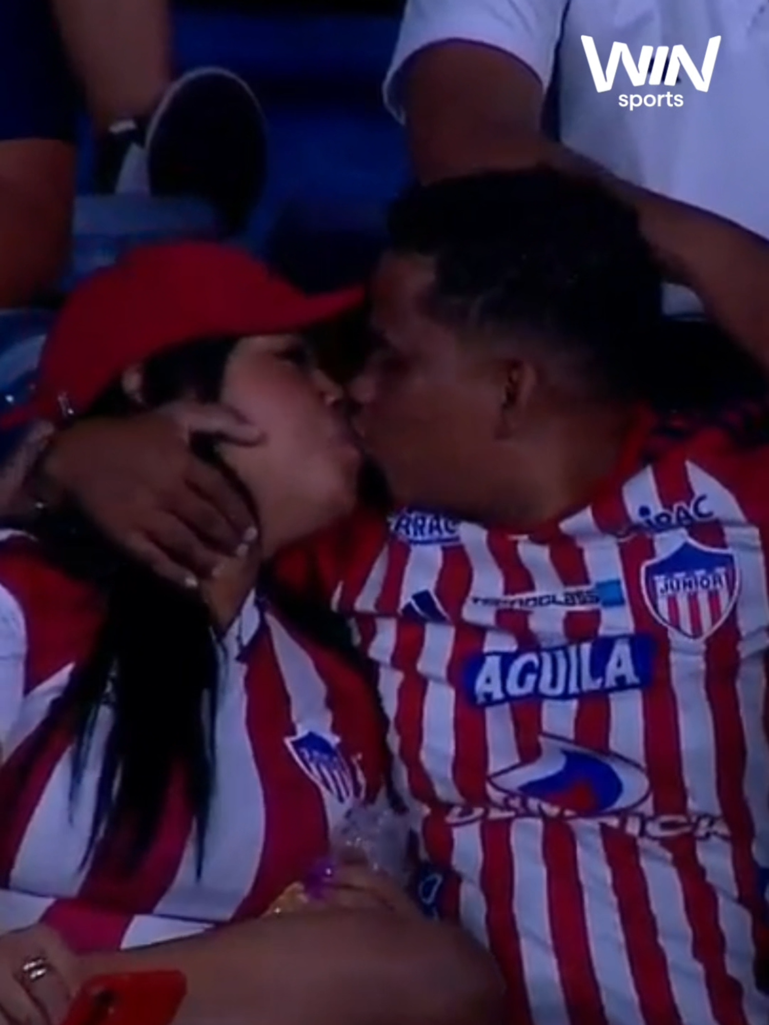 ¡Hay un goleador en las tribunas del Metropolitano! Un hincha del Junior dijo presente en la famosa Kiss Cam, con un doble beso. #LACOPAxWIN 😘🦈⚽🔥
