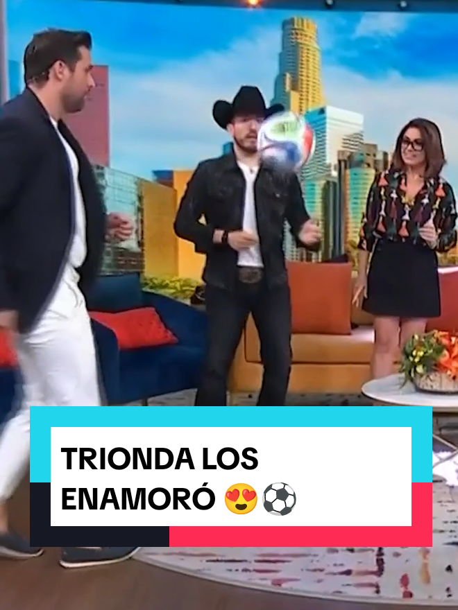 🤩 😱 ⚽ POV: Cuando llega el balón oficial de la Copa Mundial de la FIFA 2026 a #HoyDía, los hombres de inmediato.  #MundialTelemundo #Somos26 #ElMundialEsNuestro
