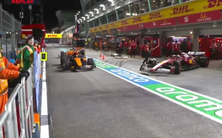 Minggu pertama race di bulan Oktober, baru keluar pit utk restart, udah nabrak orang aja😭😭 #charlesleclerc #scuderiaferrarif1 #landonorris #mclarenf1 #SingaporeGrandPrix2025