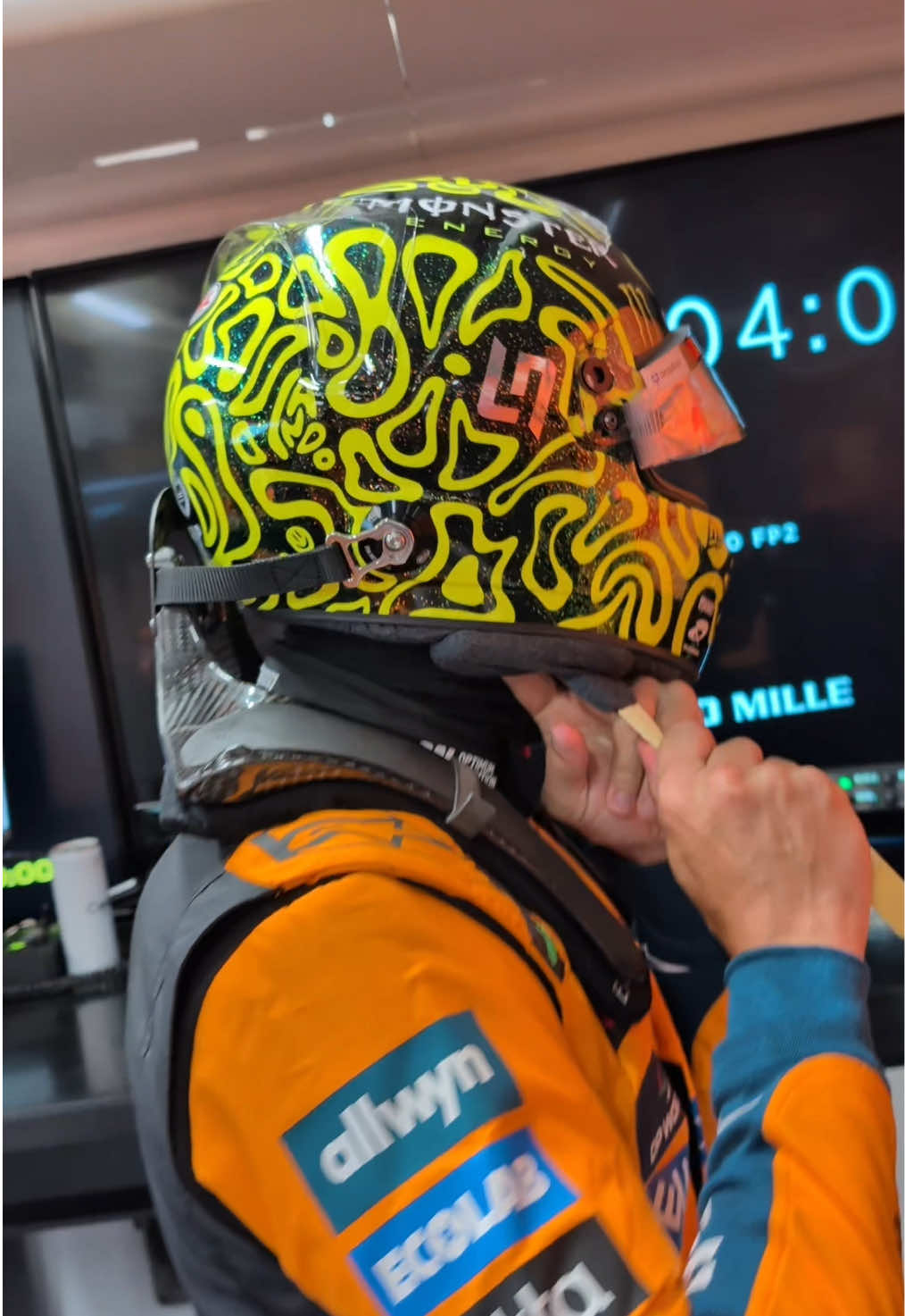 its actually goat tier stuff seeing that dark glitter helmet in the car for the Singapore GP 😍 #landonorris #singaporegp #racing 