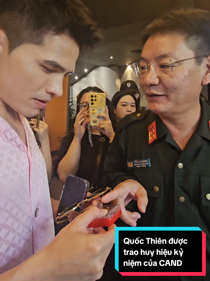 Thủ trưởng Triệu Văn Minh của Lực lượng CKB đi tìm và tặng cho Quốc Thiên huy hiệu kỷ niệm của CAND vì đã 