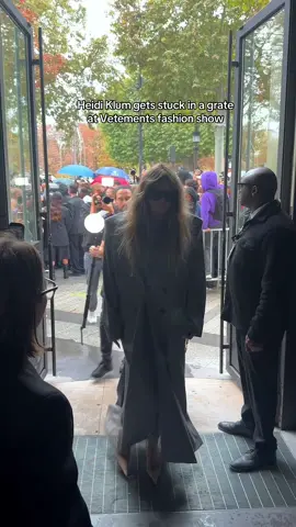 Heidi Klum's heel got stuck in a grate  at the entrance to the Vetements fashion show in Paris📍 #heidiklum #pfw #parisfashionweek #TikTokFashion #fashionweek 
