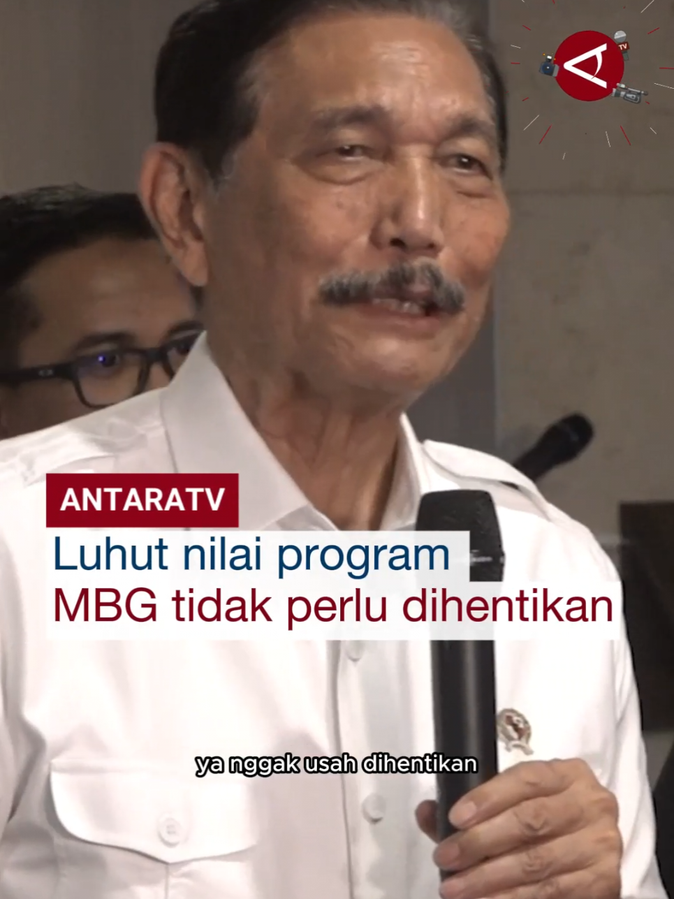 Ketua Dewan Ekonomi Nasional (DEN) Luhut Binsar Pandjaitan menilai program Makan Bergizi Gratis (MBG) tidak perlu dihentikan. Hal itu disampaikannya saat membahas sinkronisasi data penerima MBG bersama Kepala Badan Gizi Nasional (BGN) Dadan Hindayana di Kantor DEN Jakarta, Jumat (3/10). Simak berita terkini dan program-program menarik Antara TV di youtube Antara TV Indonesia dan antaranews.com/video! #programmbg #makangratis #luhutbinsarpandjaitan #dewanekonominasional #bgn #kebijakanpemerintah #antaratv