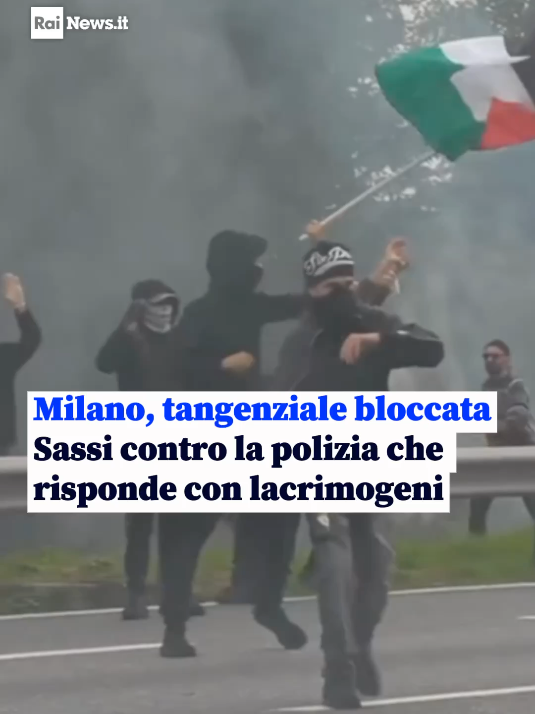 Un gruppo dei manifestanti che ha bloccato la tangenziale Est di Milano all'altezza di Lambrate, ha forzato un blocco delle forze dell'ordine. Alcuni di loro, con il volto coperto o vestiti con tute nere, si sono avvicinati alla linea di polizia lungo la tangenziale occupata e chiusa al traffico. Dalla carreggiata nord è iniziato il lancio di pietre e bottiglie verso gli agenti schierati dalla parte opposta. Polizia e carabinieri hanno risposto con lacrimogeni e idranti. Attraverso i megafoni, gli organizzatori hanno invitato i manifestanti a uscire dalla tangenziale e a proseguire la protesta per le vie della città. Gran parte del corteo si è incamminata verso le rampe di accesso alla tangenziale Est per abbandonarla. Guarda il video completo su RaiNews.it #Flotilla #GlobalSumudFlotilla #Sciopero #Milano #ScioperoGenerale #Scontri #Polizia #Gaza #RaiNews #Rai
