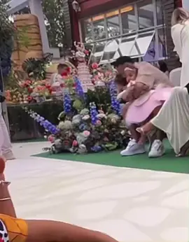 She runs out and claps her hands 😭 Mavie was almost crying to get off the jerk's lap, and he was forcing her to stay 🫩 #helenaazevedo #neymarjr #fyppppppppppppppppppppppp #fyp #maviebirthday #fypシ゚viral #fypシ゚ #helena #cute 