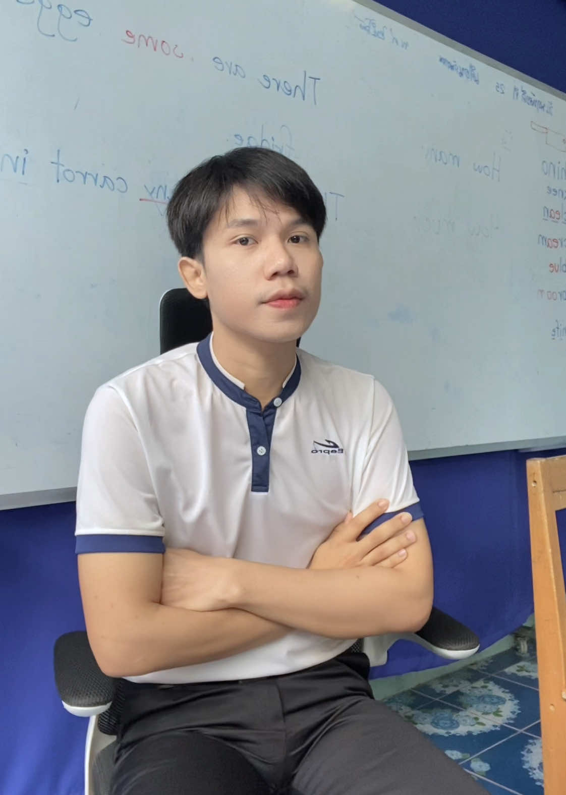 นอนกันยัง ??? 😛 เมื่อวานมีคนถามว่าทำไมใส่กางเกงให้เป้าตุง เราชอบกางเกงสแล็คทรงขาแบบนี้ที่มันเข้ารูปพอดี ใส่แล้วไม่อ้วน ถ้าผอมเหมือนคนอื่นจะใส่แบบทรง baggy อยู่ แต่เราอ้วน (เพิ่งลดน้ำหนัก) เลยเลือกใส่อันที่พอดี ๆ จะได้ไม่ดูตันเกิน ใส่ตัวใหญ่ ๆ แล้วรู้สึกไม่มั่นใจ แต่ข้อเสียคือเวลานั่งมันจะเป็นแบบนี้เลย แต่เวลายืนก็ปกตินะ ใส่แล้วเป็นทุกตัว ขนาดกางเกงสูทยังเป็นคลิปที่ใส่เสื้อส้มจนเลิกใส่ไปละ ตอนนี้หากางเกงใหม่อยู่ ใครมีเข้ารูปพอดี ไม่อ้วน ไม่ตุงแนะนำได้นะครับ