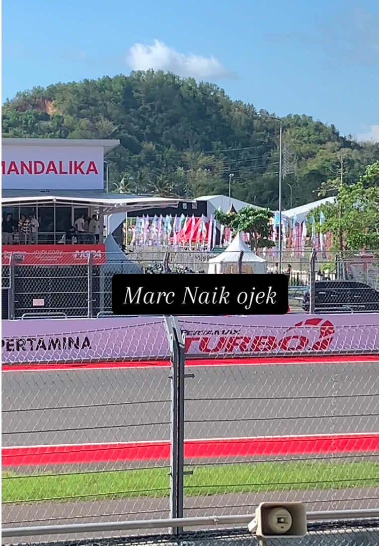 Ngojek dulu bang #Motogpmandalikaday1 #motogp2025 #motogpmandalika #mandalikalombokindonesia #marcmarquez  