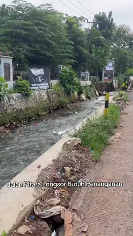 Pengendara yang melintas di jalan Pitara diharapkan berhati-hati, pasalnya kondisi jalan saat ini terjadi longsor.  #pitara #longsor #depok #kdm #supiansuri @Pemerintah Kota Depok 