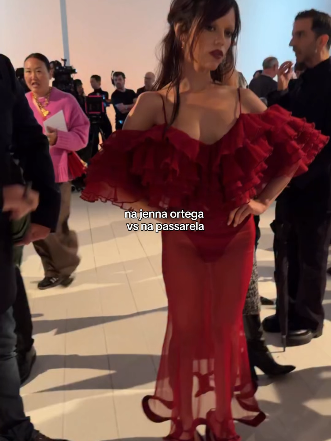 #JennaOrtega usando a nova coleção de Primavera/Verão 26 da #Givenchy 😮‍💨 #STEALTHELOOK #PFW