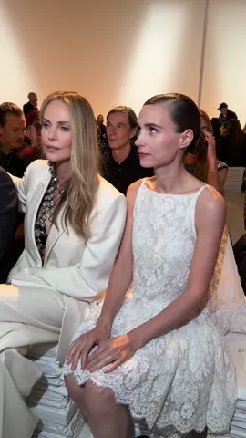 #charlizetheron et #rooneymara au défilé #givenchy #TikTokFashion 