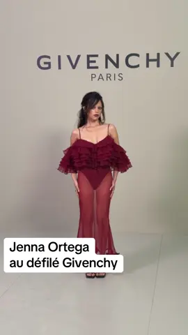 Rouge et transparence : #JennaOrtega continue de nous inspirer au défilé @Givenchy printemps-été 2026 par Sarah Burton . #pfw #TikTokFashion #voguefrance 