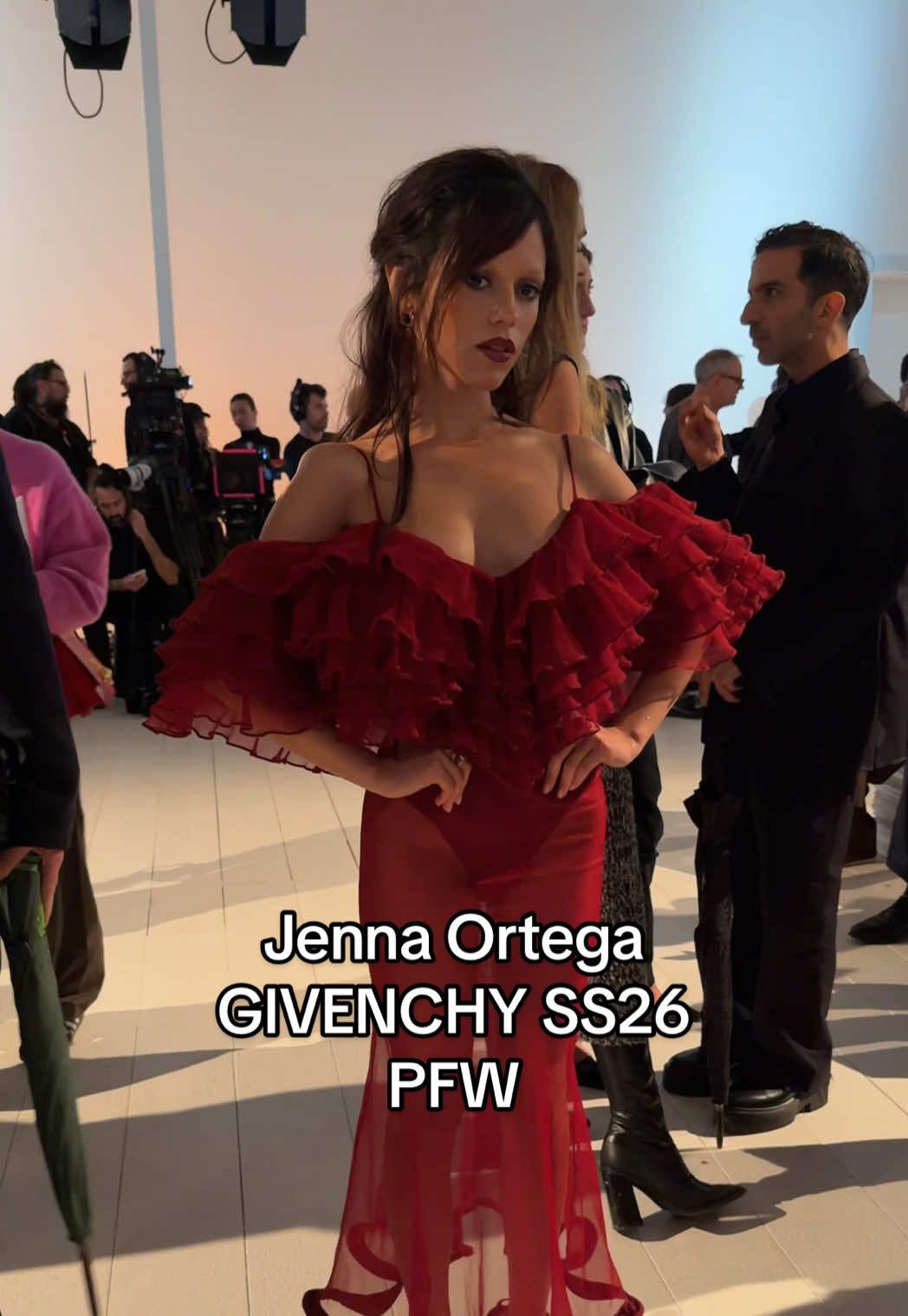 #JennaOrtega allo show #Givenchy primavera/estate 2026 durante la #ParisFashionWeek #PFW 