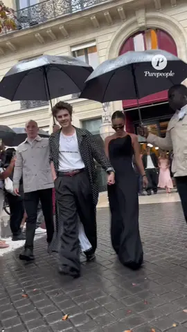💞 Cruz Beckham & Jackie Apostel sous les projecteurs ✨ Le fils de David et Victoria Beckham vit une belle histoire d’amour avec la jeune artiste Jackie Apostel 🎶💫. Entre mode, musique et complicité, le couple attire déjà toutes les attentions ❤️. 👉 Selon vous, forment-ils le nouveau couple star ? #Purepeople #BestImage #CruzBeckham #JackieApostel #LoveStory 