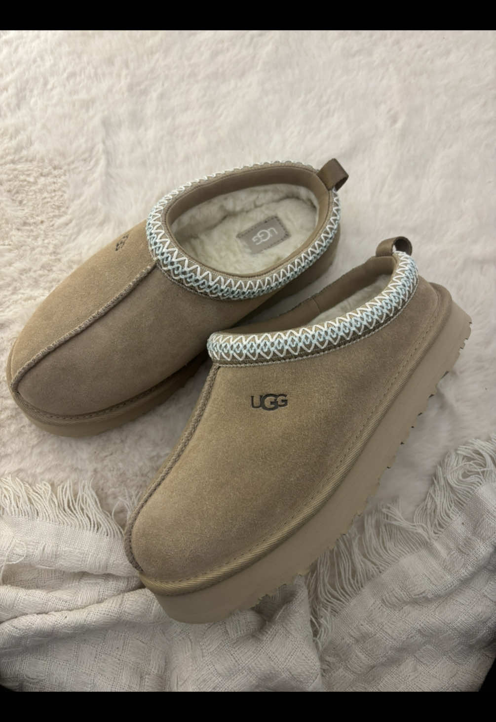 it's officially fall 🍂… c’est trois guerres en retard que j’en achète mais elles sont si belle #fall #ugg 