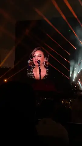 نظرتها للجمهور وهي توها داخلة 🥹 @anghamofficial #انغام  #foryou #explore  #Angham #ليلة_صوت_مصر 